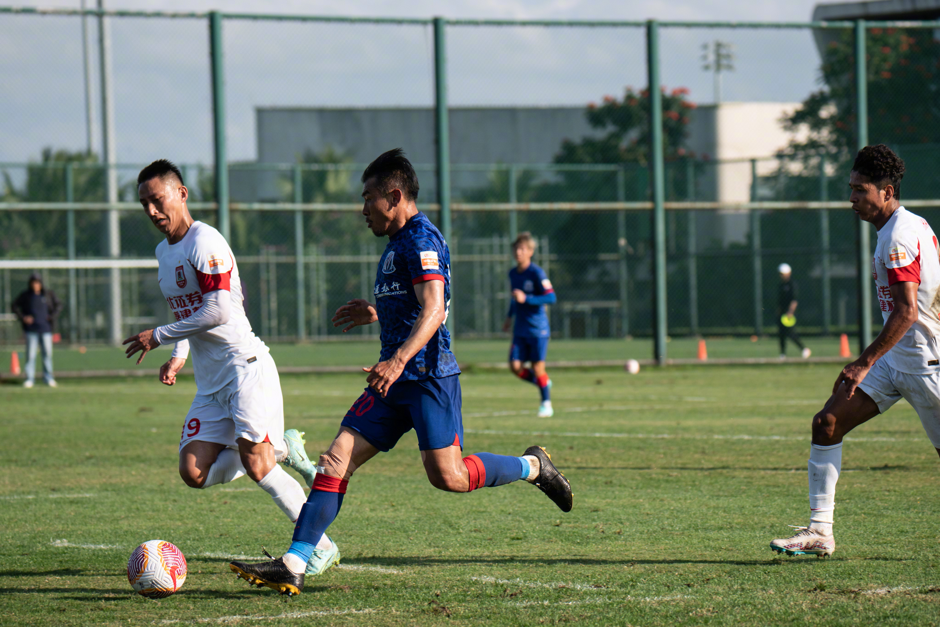 ag体育网站-利物浦训练开放日，冲刺阶段强势反弹引欢呼，荷甲在即，阵容厚度经受考验