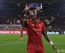 ag体育官网-罗马训练开放日,今晚状态回暖引欢呼,欧联在即,更衣室氛围转暖